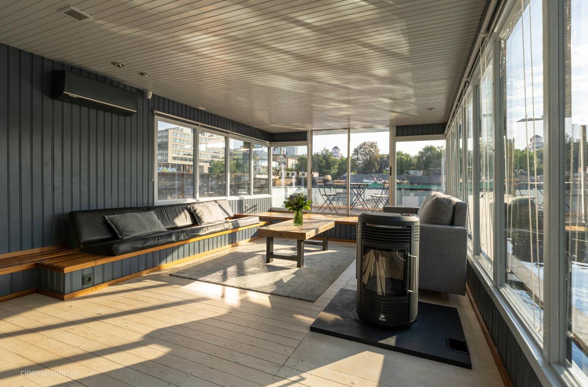 Botel Houseboat - Place In Praha